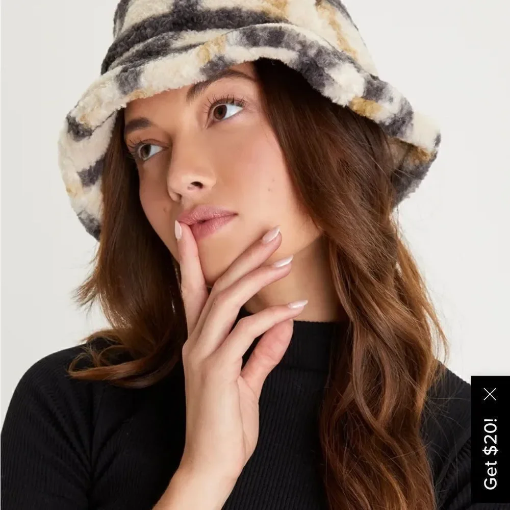 Raya Ivory Plaid Teddy Bucket Hat | Shiraleah | NWT